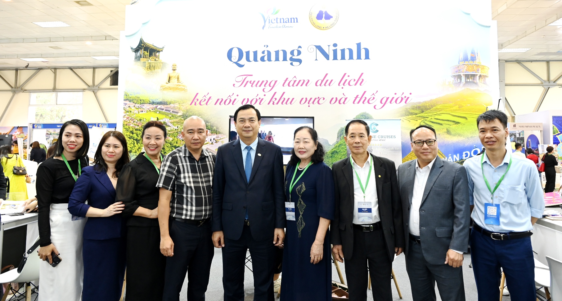 Cục trưởng Cục Du lịch quốc gia Việt Nam Nguyễn Trùng Khánh chụp ảnh tại gian hảng Quảng Ninh